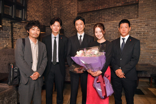 安田顕、佐々木希に「私の役名“渡部”っていうんです」!『小さな巨人』撮影現場で「他人ごとに思えない」 画像