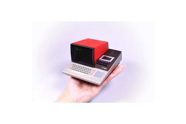 懐かしのパーソナルコンピューター「MZ-80C」が手のひらサイズに!マシン語プログラムの実行も可能 画像
