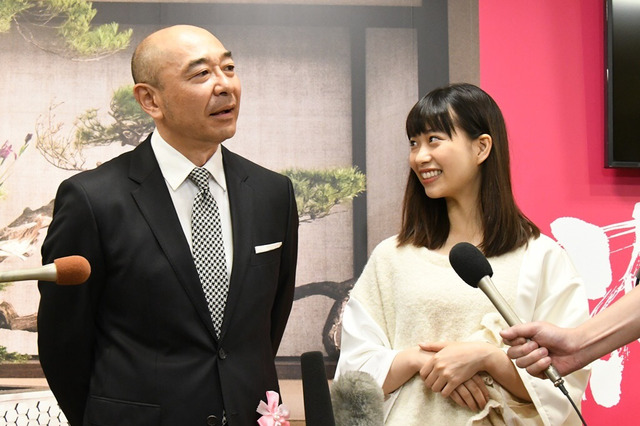 高橋克実、森川葵がテープカットに登場!大作いけばなに大興奮 画像