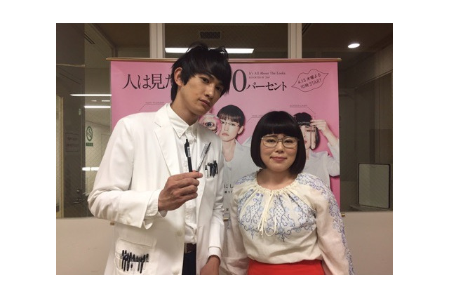 町田啓太、丸尾メガネをブルゾンちえみがかけた2ショットを公開! 画像