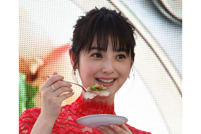 佐々木希、結婚を祝福され照れ笑い！家庭料理では「彩も勉強中」 画像