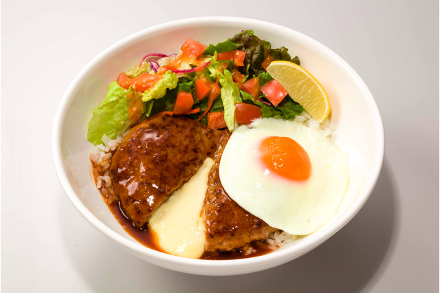 ガストが「チーズ IN ハンバーグ」をロコモコ風にアレンジ 画像