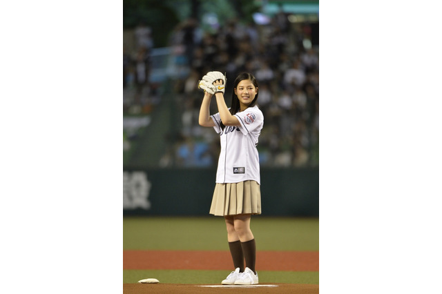 石井杏奈、19歳のバースデー始球式! 画像