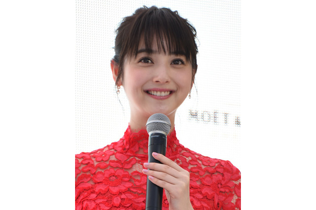 佐々木希、エプロン姿で“夫”を待つ姿を公開！「かわいすぎる」「渡部になりたい」と話題 画像