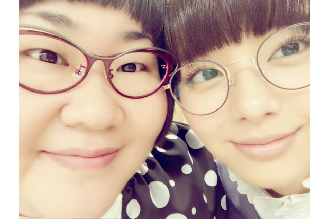 安藤なつ&新川優愛、ドアップ眼鏡2ショットを公開!「メガネ姿かわいい」「かわいい2人」と反響 画像