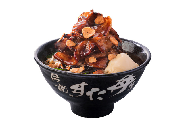 高さ15センチ、総重量700g!すた丼屋から新メニュー「頂すたみなトンテキ丼」が登場 画像