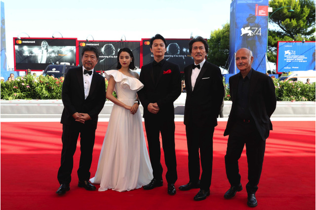 広瀬すず、豪華衣装でベネチア国際映画祭に!海外メディアの質問に応じる 画像
