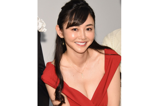 “カープ女子”杉原杏璃、新聞ビキニで優勝を祝福！「さて 日本一はどうしようかな～」 画像