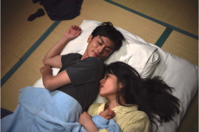 初音映莉子と高良健吾のラブシーンが公開！映画『月と雷』 画像