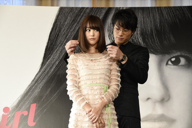 桐谷美玲、鈴木伸之にネックレスを後ろからつけてもらい緊張!「とてもドキドキしました」 画像