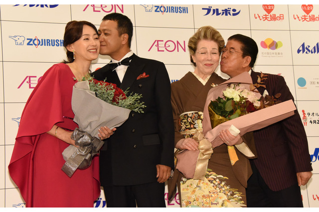 西川きよし&ヘレン、中山秀征&白城あやか夫妻が“歓喜のチュー”を披露 画像