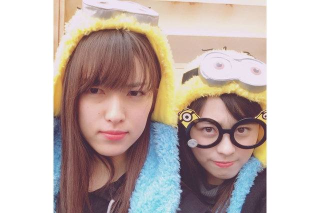 福原遥と橘里依がミニオンの被り物をして大はしゃぎ！ 画像