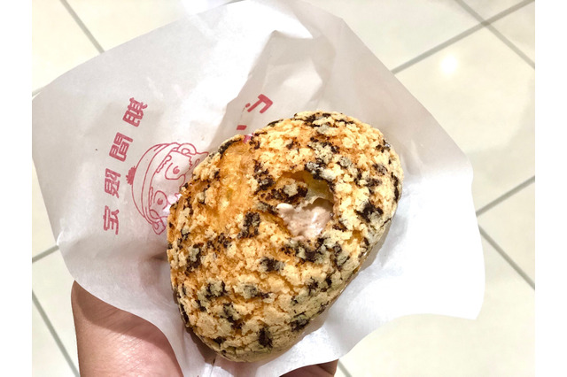 濃厚なメロンパンクリームが美味すぎ!ビアードパパが「チョコチップメロンパンシュー」を販売中 画像