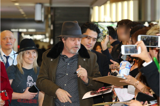 マーク・ハミル、成田に到着!『スター・ウォーズ/最後のジェダイ』PR来日 画像