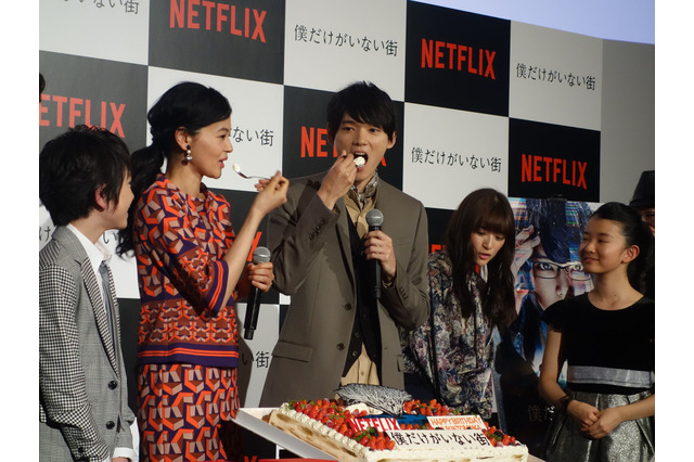 古川雄輝、舞台挨拶で美味すぎるバースデーケーキに夢中! 画像