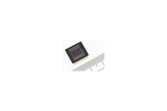 シャープ、1/1.8型で業界最高の800万画素CCDを出荷 画像