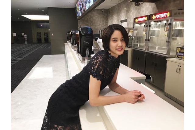 山崎紘菜、「彼女と映画デートなう」ショットを公開!「かわいい」のコメント多数 画像
