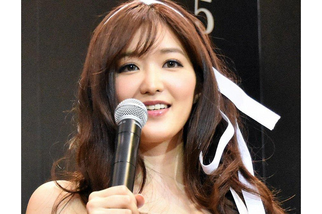 葉加瀬マイ、裸ワイシャツ姿の悩殺ショットを公開! 画像