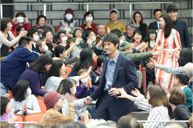 阿部寛らのサプライズ登場に観客歓喜！映画『祈りの幕が下りる時』試写会 画像