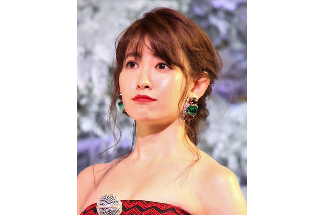 小嶋陽菜、バレンタインショットを公開!新鮮なおさげヘアスタイルも披露 画像