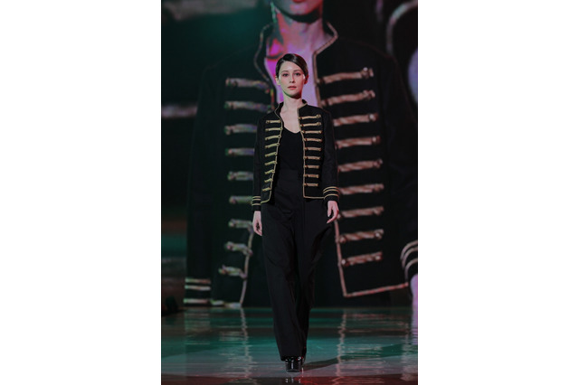 ダレノガレ明美、神戸コレクションでのクールなウォーキング姿を公開！ 画像