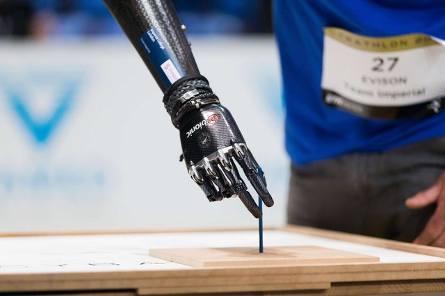 脳の電気信号でサイバー義肢を動かせ！国際競技大会「サイバスロン」の提唱者に聞く 画像