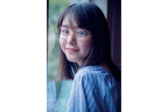 唐田えりか、名物グラビア「ビジョメガネ」でメガネ姿を披露 画像