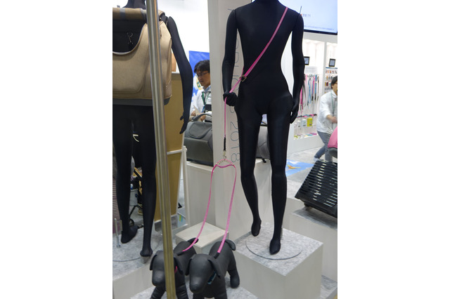 【Interpets(インターペット)2018】OPPO、2頭で散歩してもからみにくいリードを展示 画像