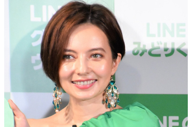 ベッキー、芸能の神社で必死のお参り!「まだまだです」 画像