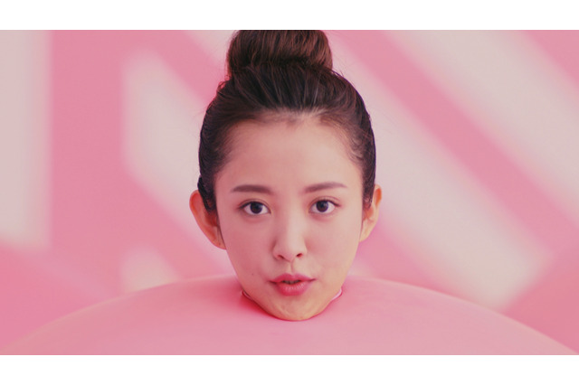 夏菜、ピンクの風船姿で登場!割れると中から美しいボディラインも 画像