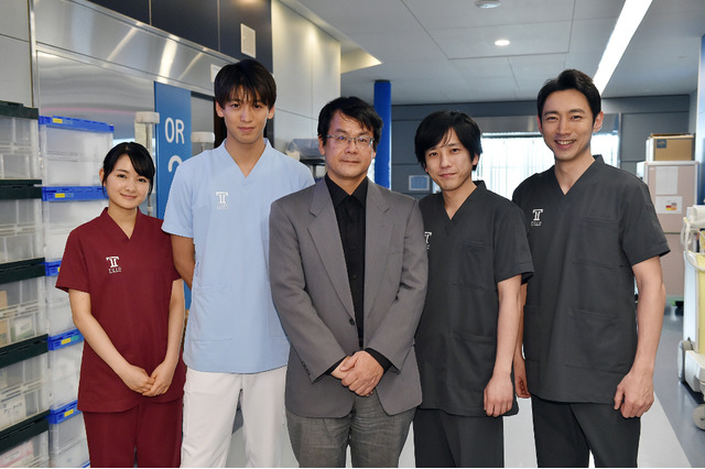 現場訪問の原作者・海堂尊、『ブラックペアン』二宮和也を絶賛 画像
