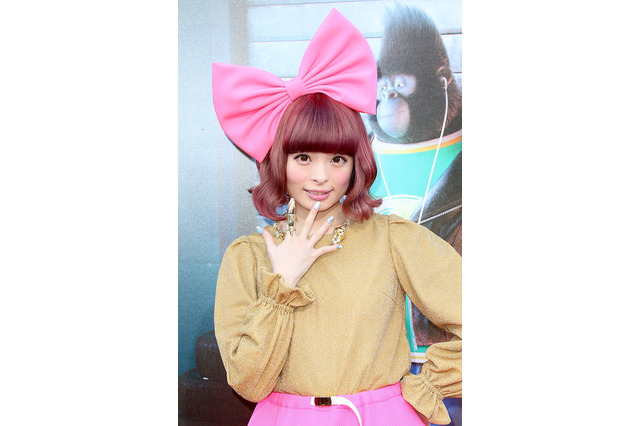 きゃりー、OL姿を披露！「原宿の街を変装してバレるか」 画像