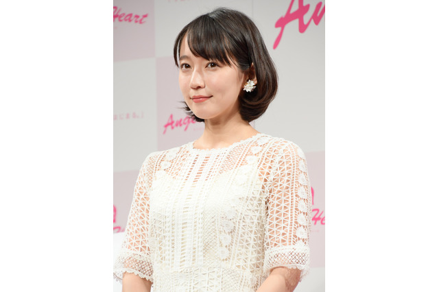吉岡里帆、胸元チラリなセクシーワンピースでファン魅了 画像