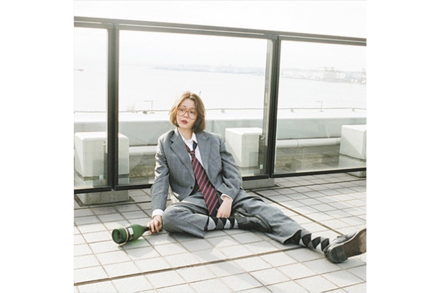トリンドル玲奈、スーツ姿で“酔っぱらい男”になりきり! 画像