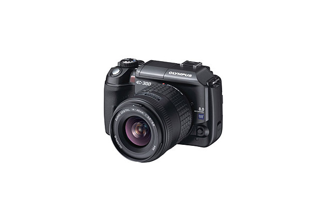 オリンパス、デジタル一眼レフカメラ「E-300」体感フェアを開催 画像