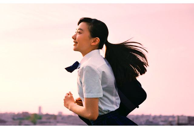 芦田愛菜が本気で走る・喜ぶ！進学塾の新グラフィック広告に登場 画像