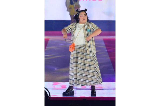 ゆりやんが『GirlsAward 2018』に登場！お笑いネタのポージング披露 画像