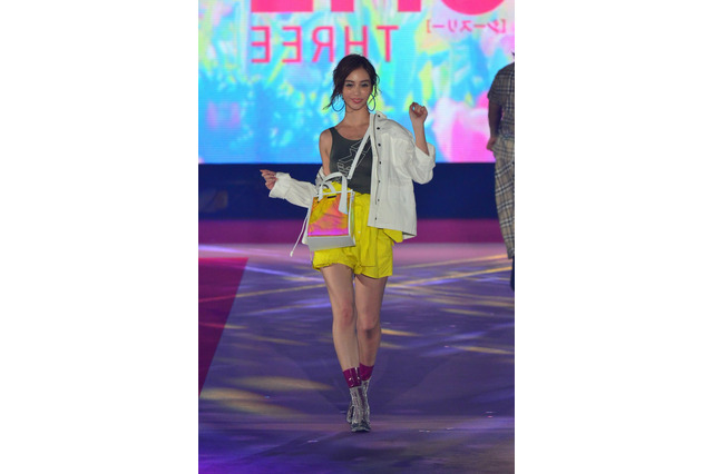滝沢カレン、GirlsAwardで美脚披露!モデル人生で初のトップバッターも!? 画像