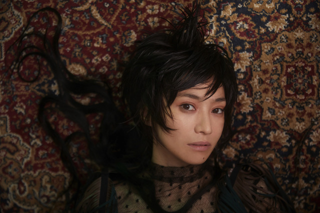 鬼束ちひろ、炎に包まれながら歌唱!ニューシングル「ヒナギク」MVが解禁 画像