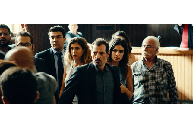 緊迫の裁判シーンに場外戦も！映画『判決、ふたつの希望』の本編映像解禁 画像