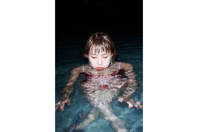 SCANDAL・HARUNAが水着撮影に挑戦！夜のプールがお気に入りカット 画像