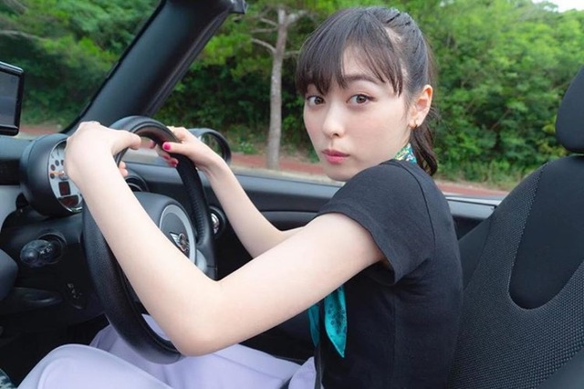 「乗ってく?」福原遥、新米ドライバー風ショットに反響!「助手席の争奪戦が始まる!」 画像