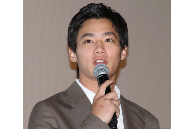 野村周平、ドッグフードを試食！「俺のより高いもの食ってる」 画像