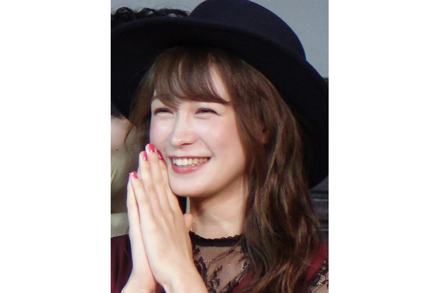 藤井サチ、水着姿のバックスタイルを披露! 画像