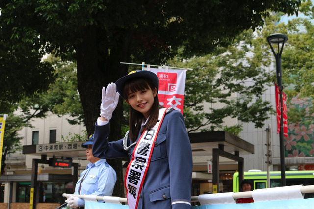 『non-no』専属モデル・鈴木優華の警察署長姿に「可愛い」「似合ってる」の声 画像