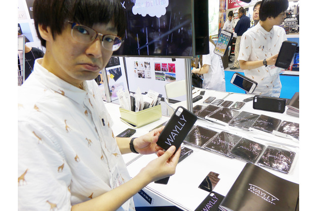 【ギフト・ショー】壁にぺったり貼り付く! 特殊素材でできたスマホケース「WAYLLY」 画像