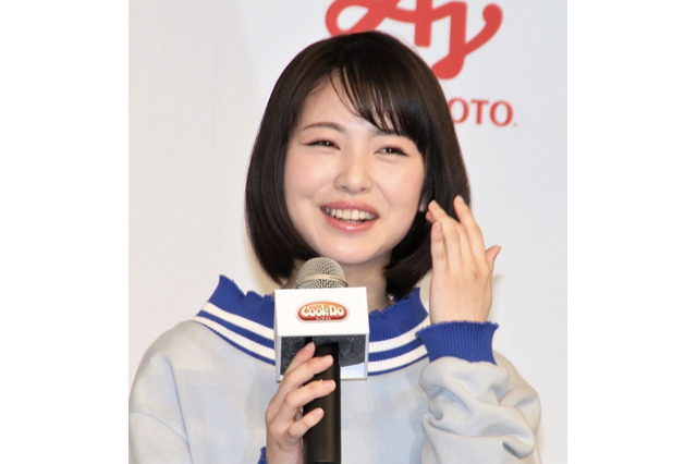 浜辺美波の三つ編み姿にかわいいの声多数! 画像