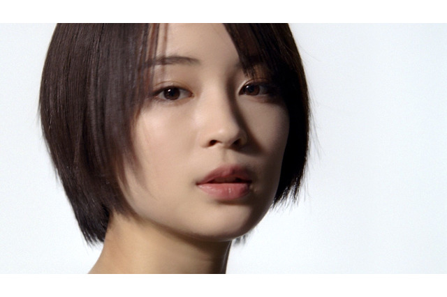 広瀬すずがクールなミニスカ衣装で「バキュン」と狙い撃ち!新CMが公開 画像