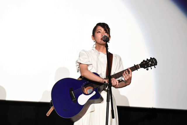 吉岡里帆、ギターをかき鳴らして主題歌熱唱......映画『音量を上げろタコ!』ライブイベント 画像