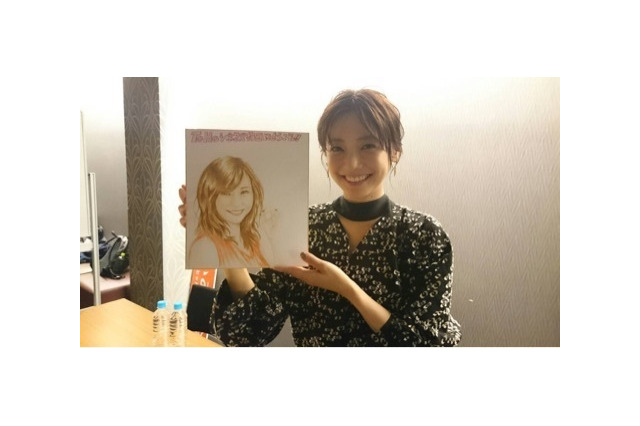 倉科カナ、似顔絵との2ショットを公開し反響 画像